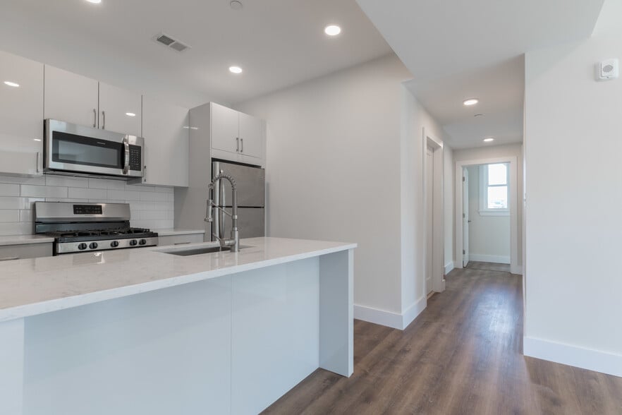 Building Photo - 843 Columbia Rd