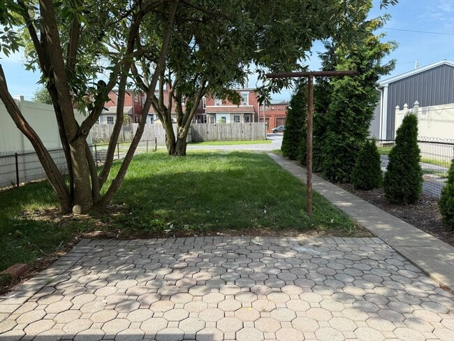 Building Photo - Spacious 3 bedroom 1 Bathroom Home in Manh...