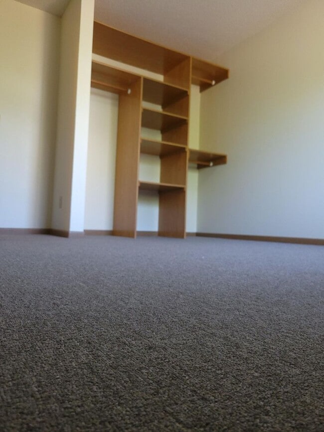 Building Photo - 5 bedroom 2 Bathroom 4 level townhome