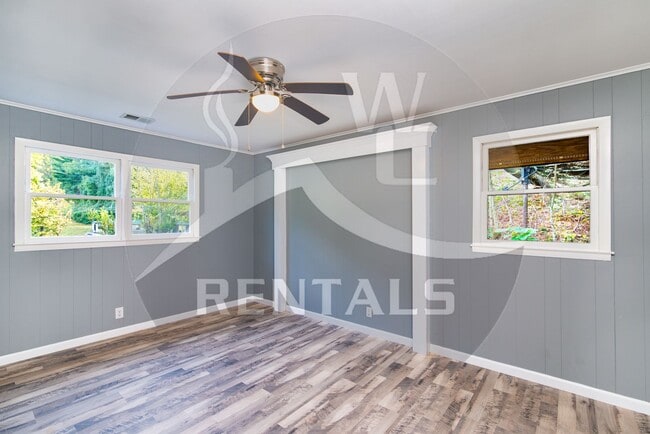 Building Photo - Beautifully remodeled 4 bedroom 2 bath home in Sylva available for year-long lease $2000 a month