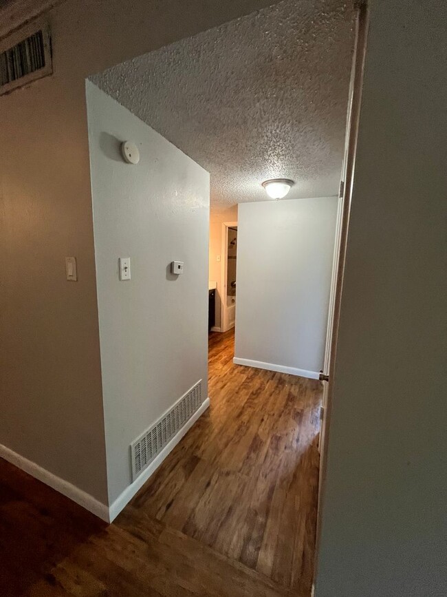 Building Photo - 2Bed/1Bath in Travis Heights