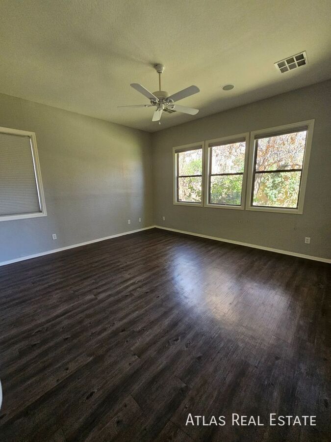 Building Photo - 1076 E Phelps St