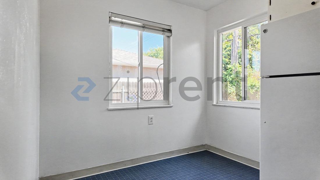Building Photo - Unit