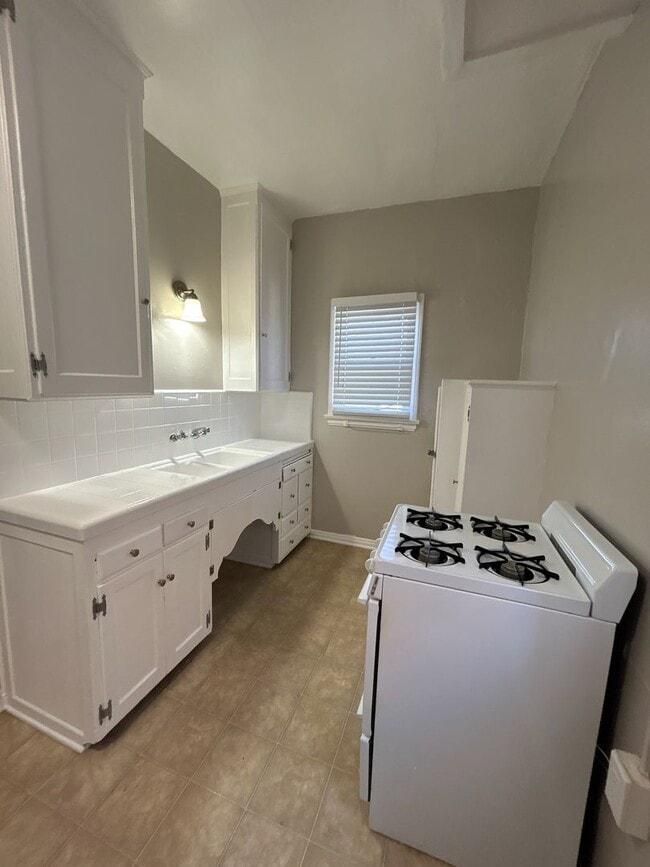 Building Photo - SPACIOUS 1 BEDROOM 1 BATH UPSTAIRS JUST BLOCKS FROM ALAMITOS AND JUNIPERO BEACH