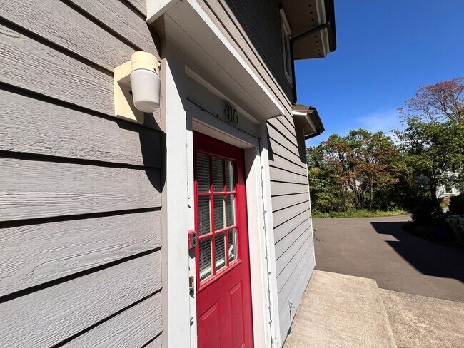 Building Photo - 2 Bedroom Duplex For Rent In Hood River