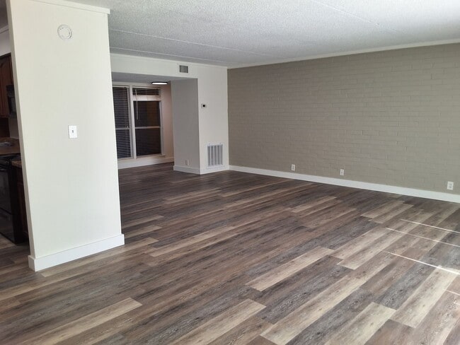 Building Photo - Knoxville 37923 - 2 bed 2 bath condo - cal...