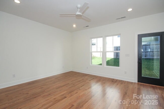 Building Photo - 1110 Greenleaf Ave