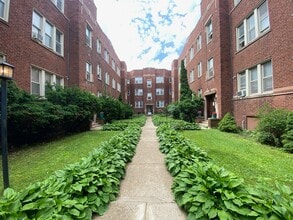Building Photo - 1345 1/2 W Touhy Ave