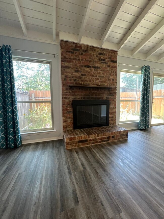 Building Photo - 3 Bedroom Condo Available Now