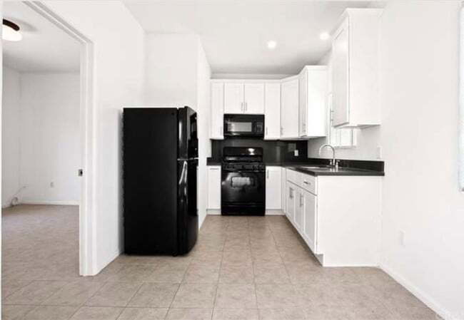 Building Photo - Charming 1 Bed / 1 Bath ADU with Private Patio in Prime Sylmar Location