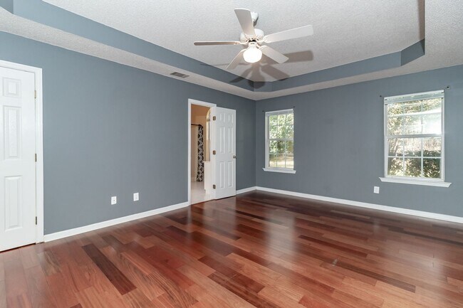 Building Photo - Beautiful 4 Bedroom, 2 Bath home with Large Yard