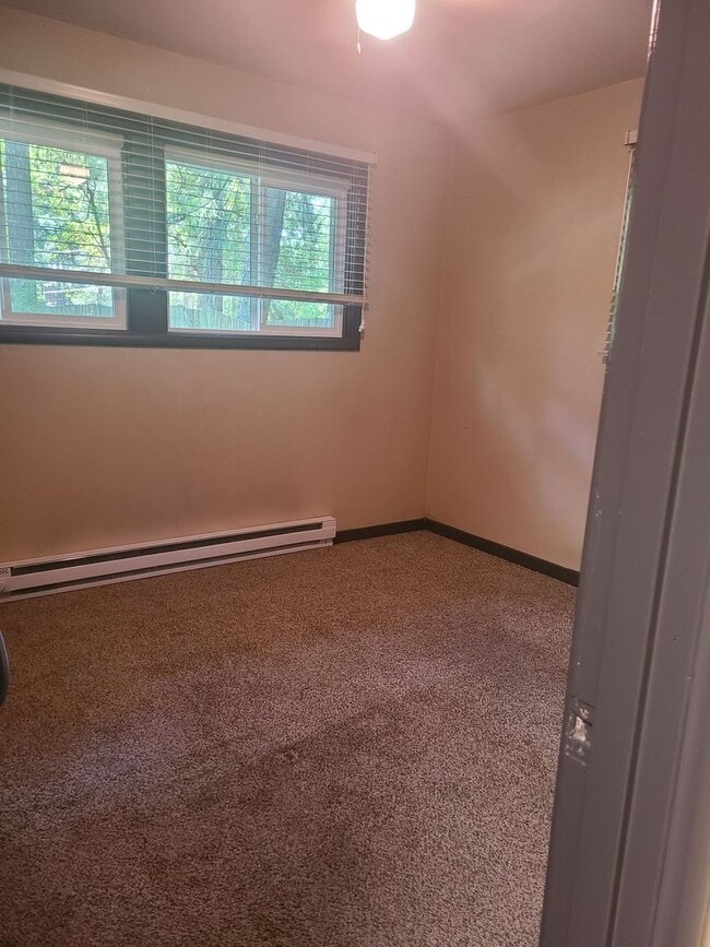 Building Photo - Charming 2 bedroom, 1 bath duplex near Ros...