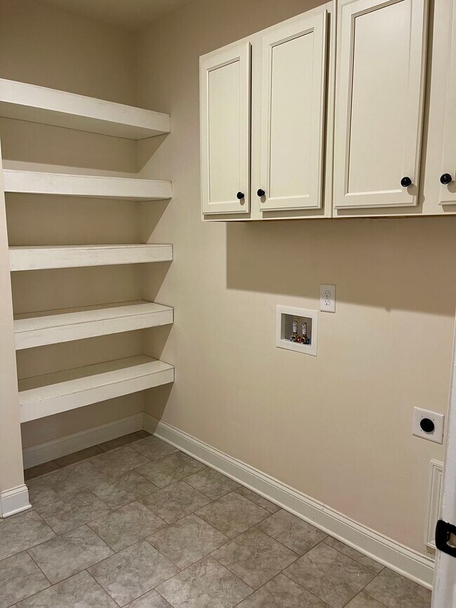 Building Photo - Gorgeous 4 bedroom 3.5 bath home in desira...