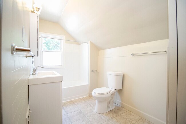 Building Photo - 513 Hampton Ave