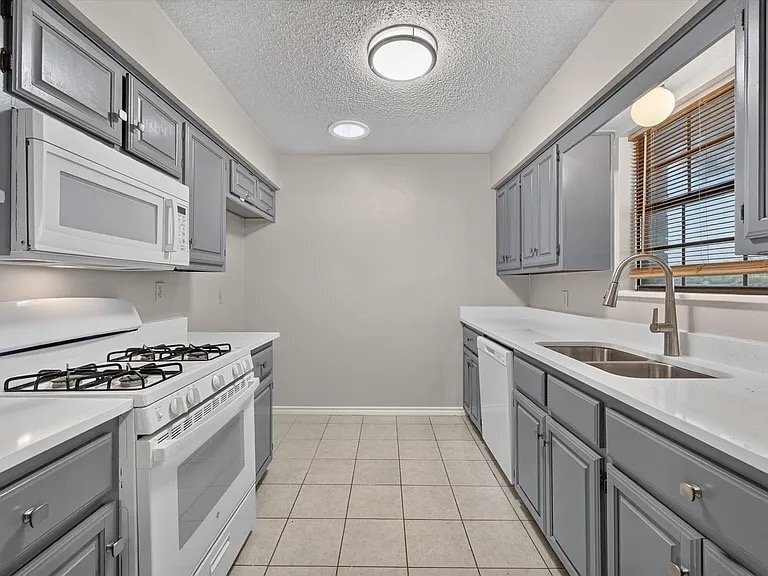 Building Photo - 828 Haverford Ln