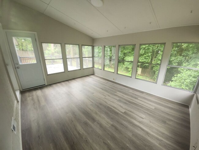 Building Photo - Spacious 5-Bedroom Home in Stone Mountain!