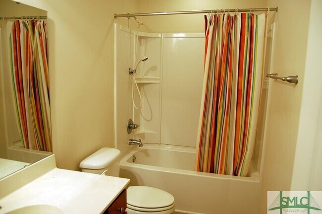 Building Photo - 3 Bedroom/2Bath+Bonus Room & Private Back Yard