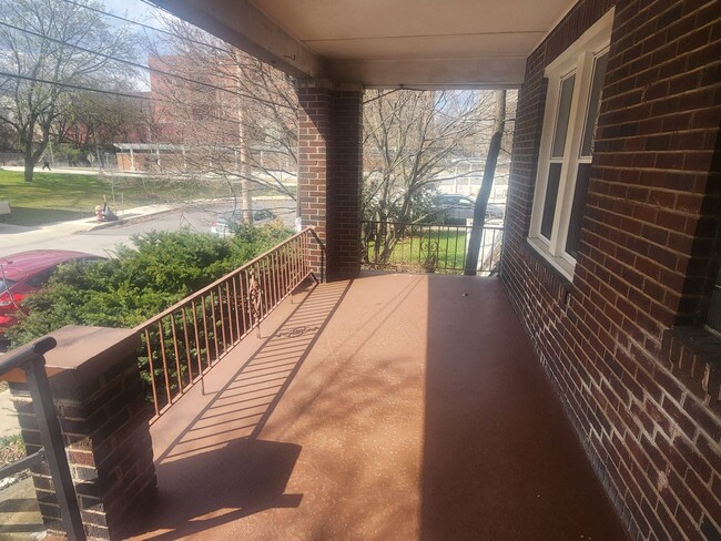 Building Photo - 2 Bedroom 1 bath updated Row Home
