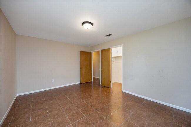 Building Photo - 2 Circle Dr