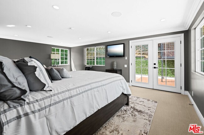 Building Photo - 2563 Hutton Dr