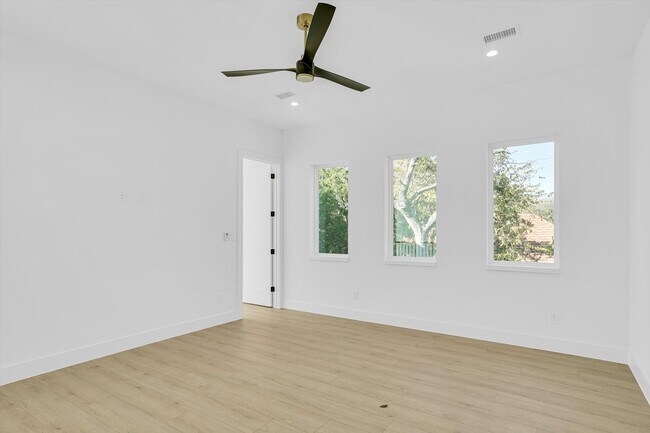 Building Photo - 1711 Nomas St