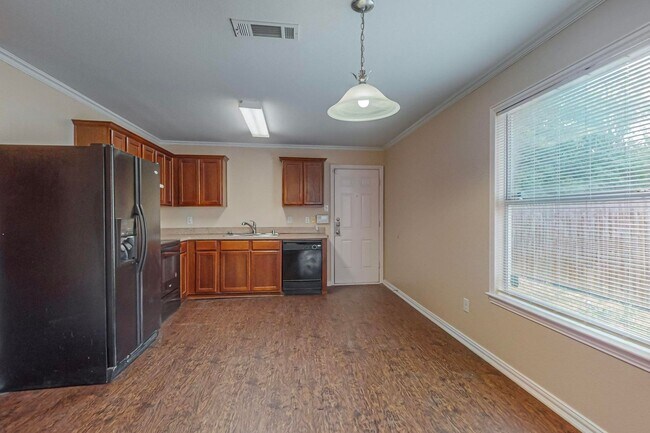 Building Photo - Charming 3-Bedroom Home on Treed Cul-de-Sa...