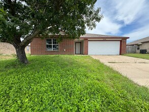 Building Photo - 3210 Viewcrest Dr