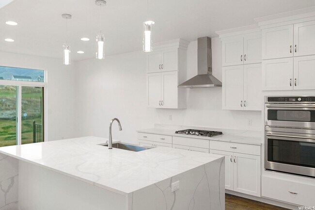 Building Photo - Stunning Home Right on the Golf Course!