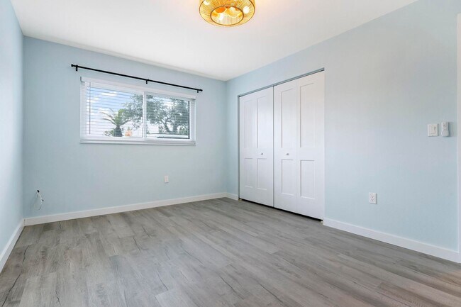 Building Photo - GORGEOUS FULLY RENOVATED 1st FLOOR 2 BEDROOM 1 BATHROOM CONDO LOCATED JUST 5 MINUTES FROM VENICE ...