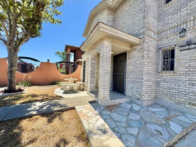 Building Photo - 210 Leon Ave