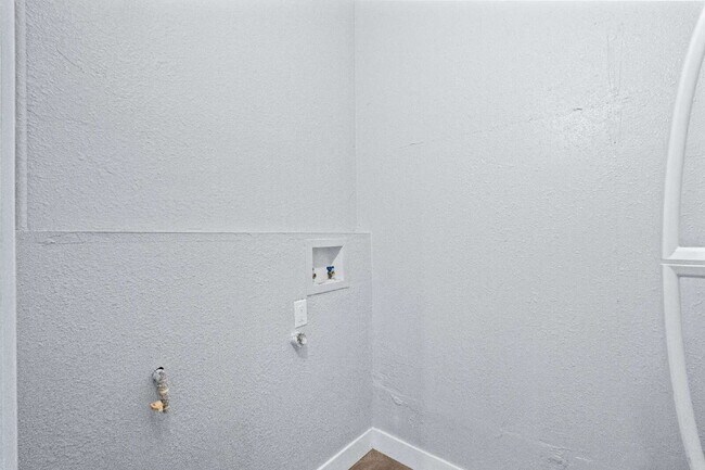Building Photo - "Charming 1-Bedroom Retreat at 1516B McAllister Avenue, Sacramento – Cozy 760 sq ft with In Unit ...