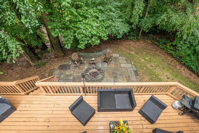 Building Photo - 6351 Lakewood Dr