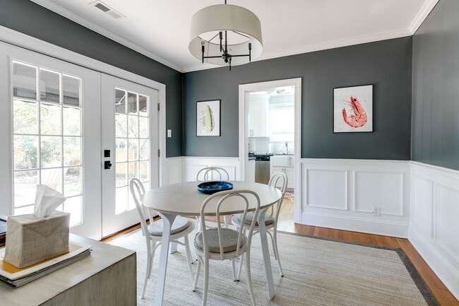 Building Photo - 5000 Bromley Ln