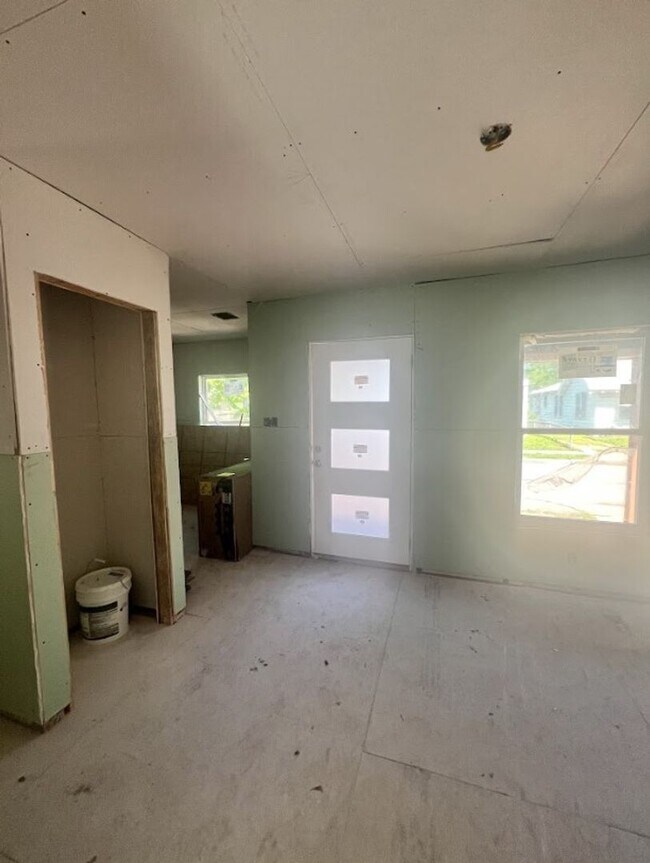 Building Photo - Coming Soon! 2 Bed 1 Bath Home for Rent in...