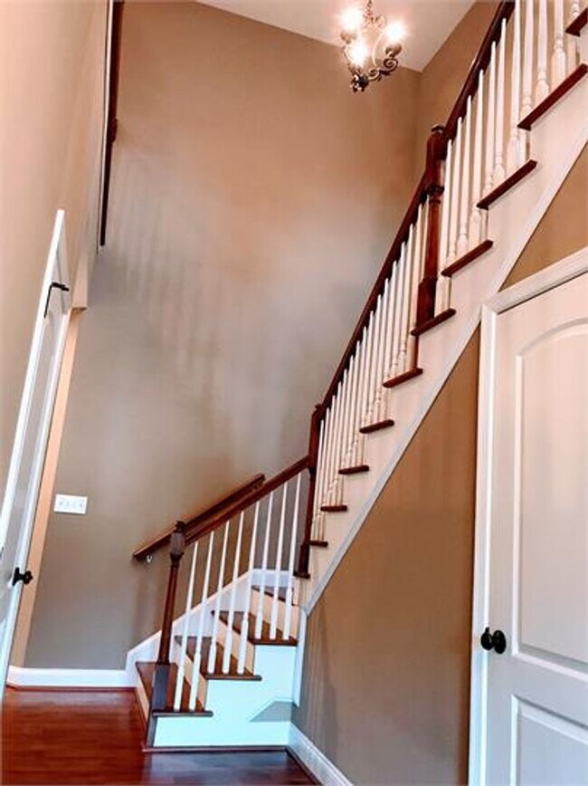 Building Photo - Townhouse in Forest