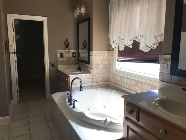 Building Photo - 113 Commonwealth Ct