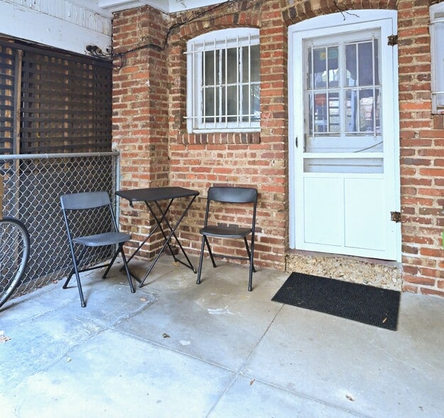 Entry - 2008 Klingle Rd NW