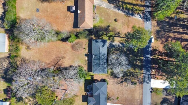 Building Photo - 909 Rosedale Dr