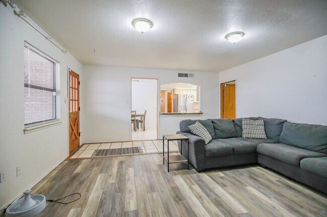 Building Photo - Spacious 3 Bedroom 2 bath with Solar Panels