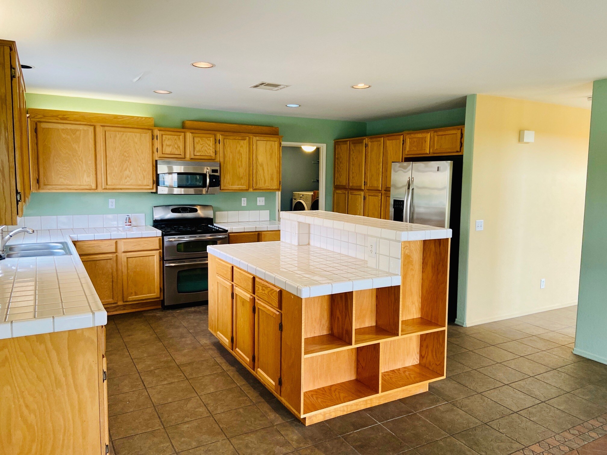 Building Photo - 5539 Avenida Entrada