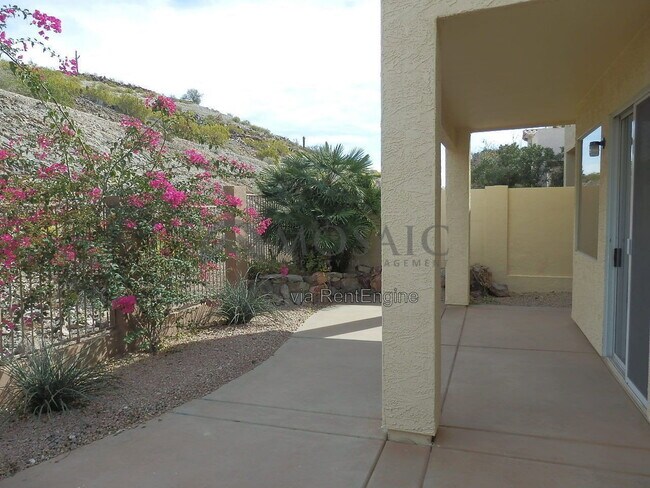 Building Photo - 2106 E Briarwood Terrace