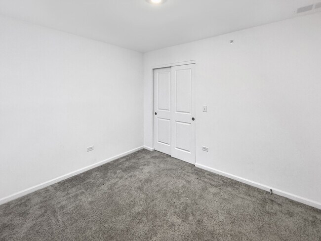 Building Photo - 1135 White Oak Cir