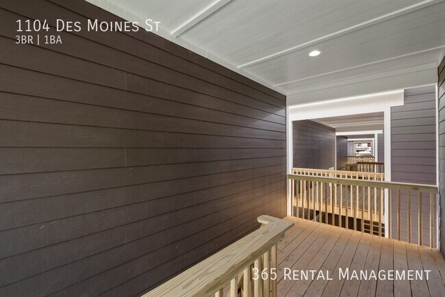 Building Photo - 1104 SW Des Moines St