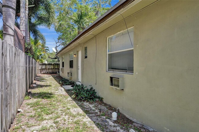 Building Photo - 403 SW 11th Ct