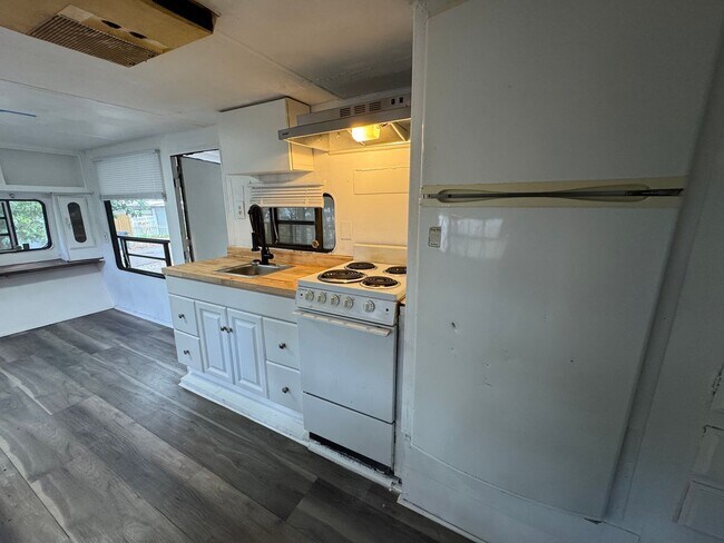 Building Photo - 3000 Clarcona Rd