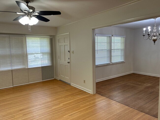 Building Photo - Great Street in East Memphis ! Renovated k...