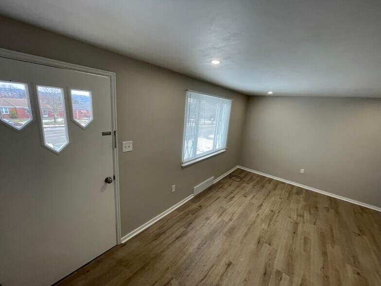 Building Photo - 3200 Overlook Dr