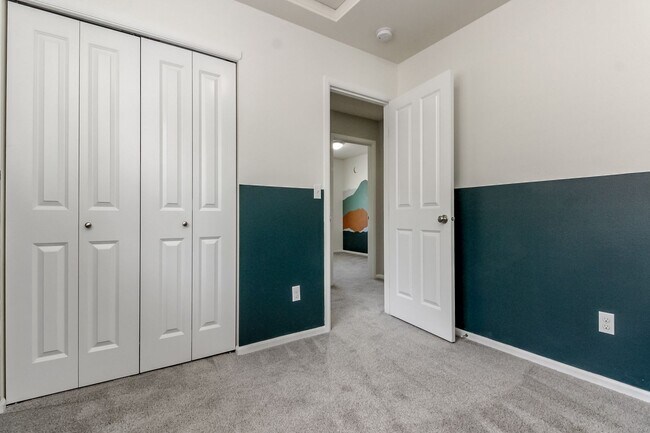 Building Photo - 3684 London Loop NE