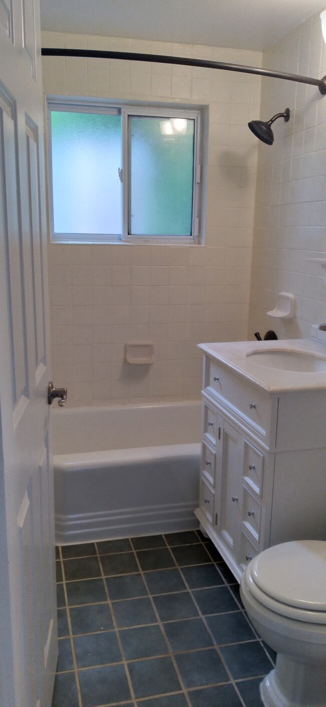 Bath - 2505 NE 82nd St