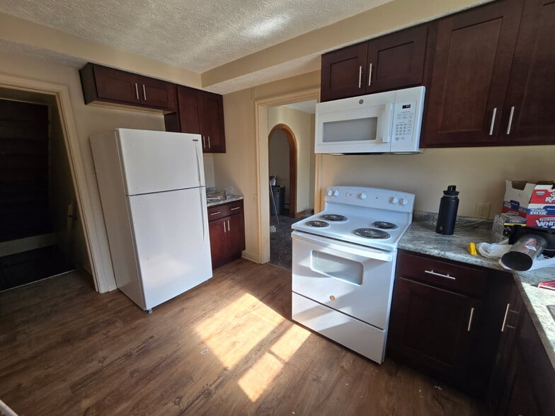 Building Photo - 459 W 3rd St